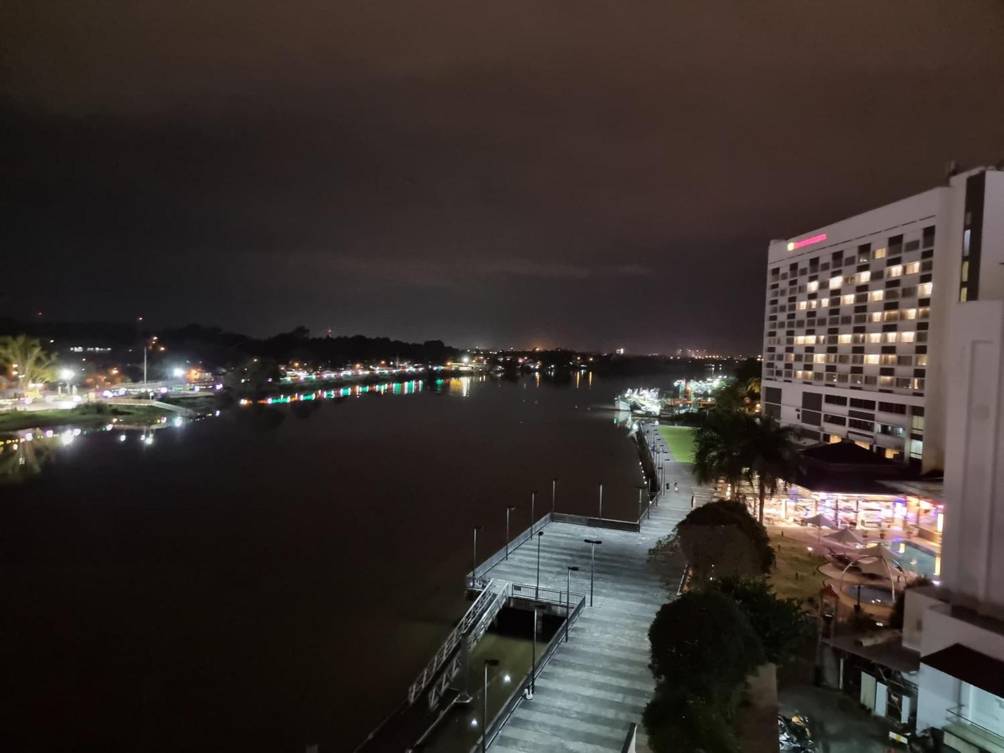 Cozzzy Hut Riverbank Suites Kuching With Spectacular River View Экстерьер фото