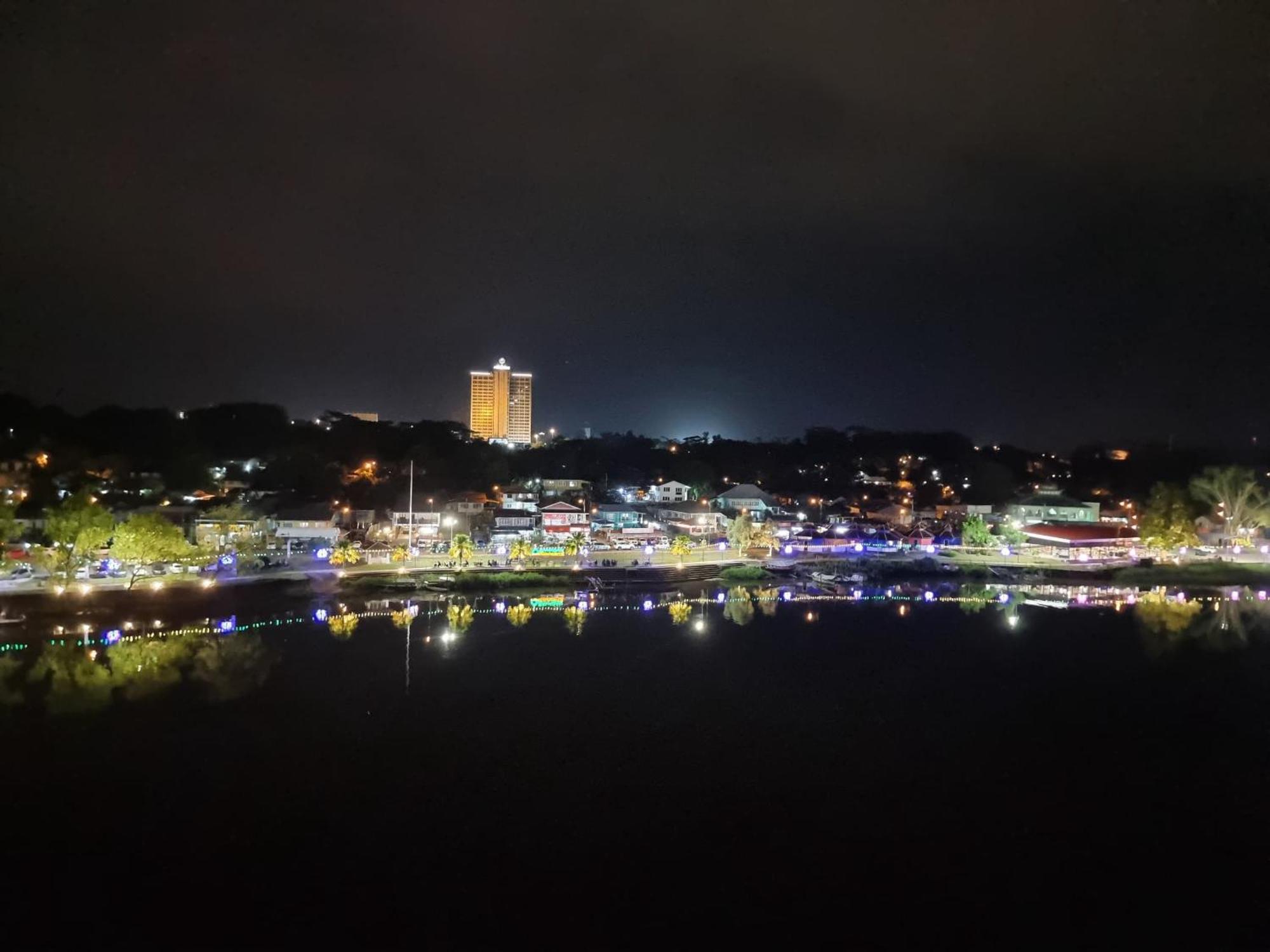 Cozzzy Hut Riverbank Suites Kuching With Spectacular River View Экстерьер фото