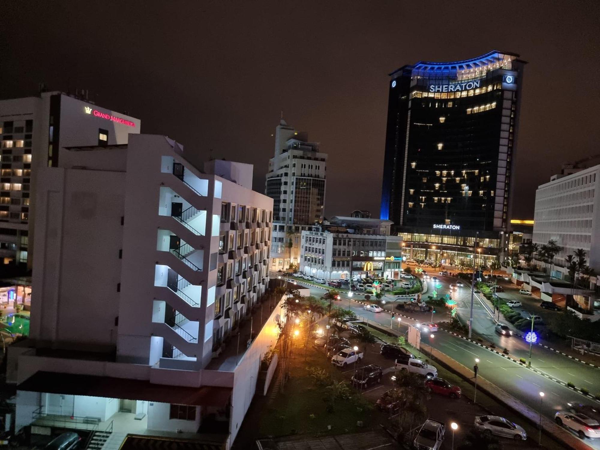 Cozzzy Hut Riverbank Suites Kuching With Spectacular River View Экстерьер фото
