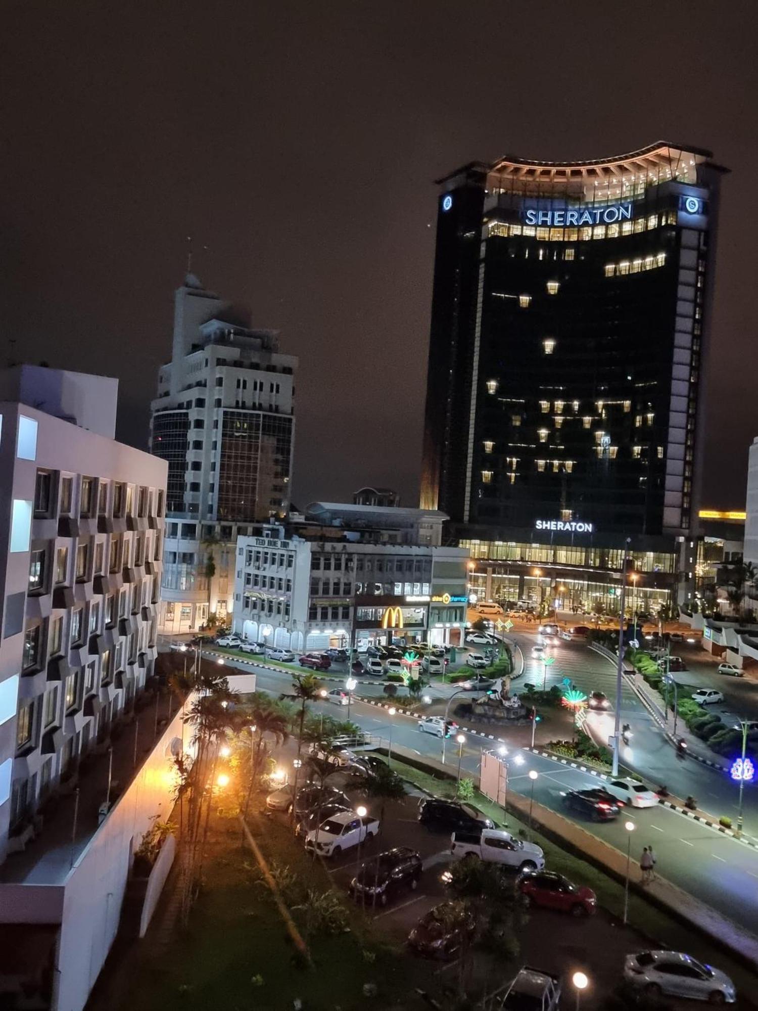 Cozzzy Hut Riverbank Suites Kuching With Spectacular River View Экстерьер фото