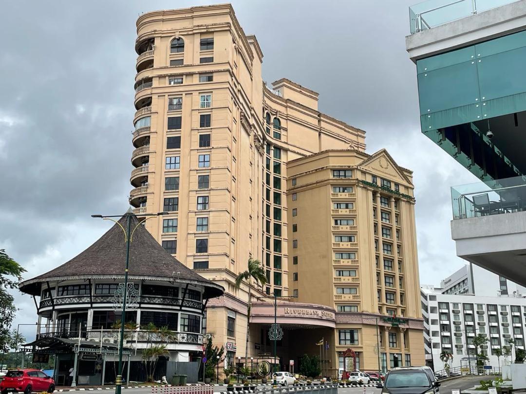 Cozzzy Hut Riverbank Suites Kuching With Spectacular River View Экстерьер фото