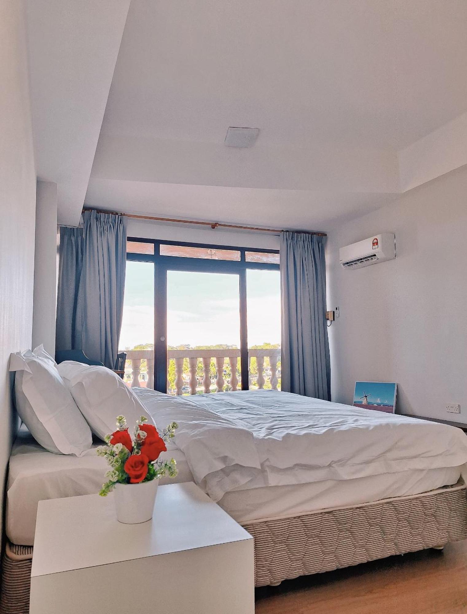 Cozzzy Hut Riverbank Suites Kuching With Spectacular River View Экстерьер фото