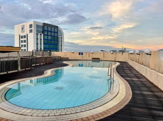 Cozzzy Hut Riverbank Suites Kuching With Spectacular River View Экстерьер фото