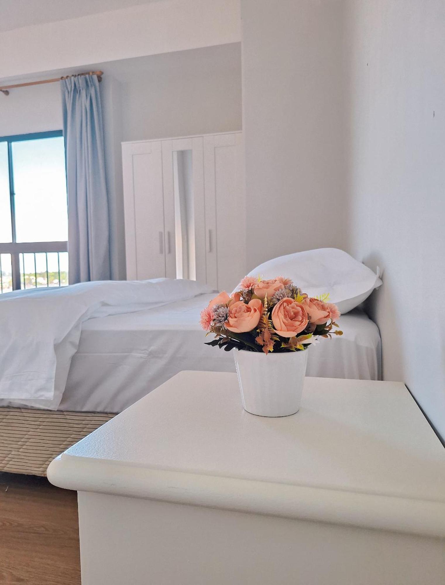 Cozzzy Hut Riverbank Suites Kuching With Spectacular River View Экстерьер фото