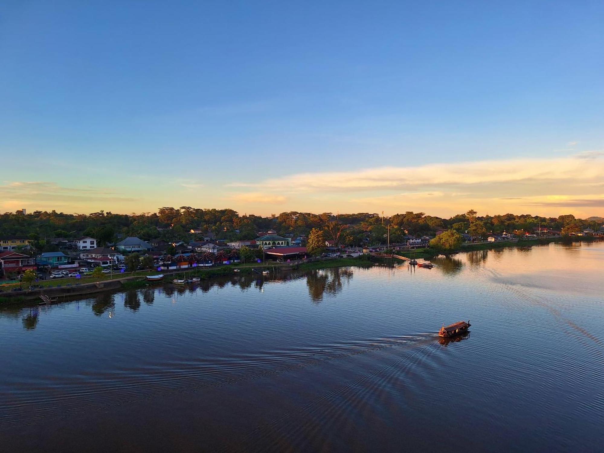 Cozzzy Hut Riverbank Suites Kuching With Spectacular River View Экстерьер фото