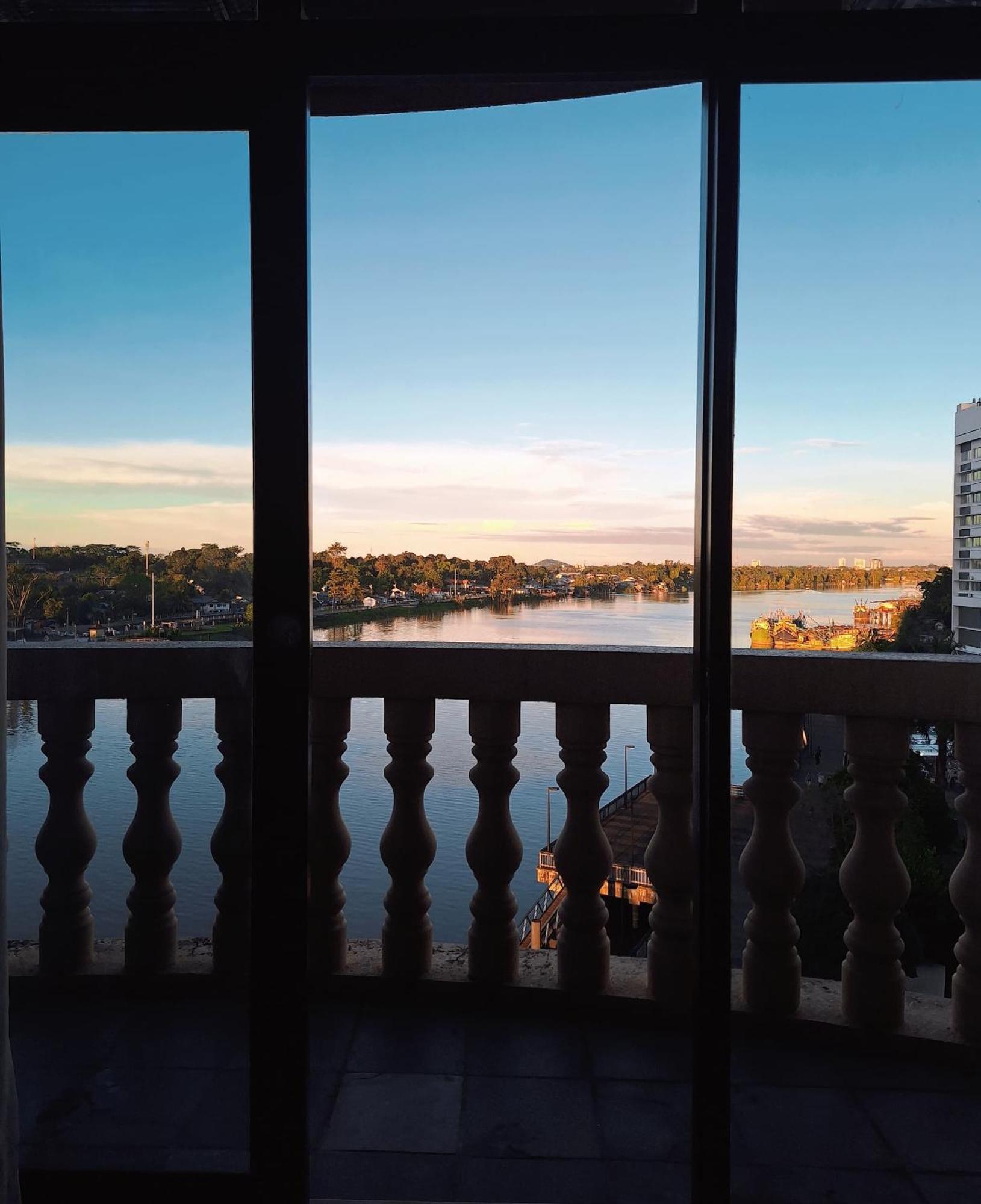 Cozzzy Hut Riverbank Suites Kuching With Spectacular River View Экстерьер фото