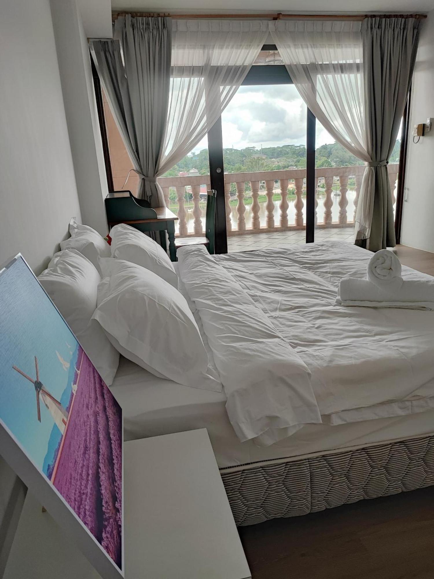 Cozzzy Hut Riverbank Suites Kuching With Spectacular River View Экстерьер фото