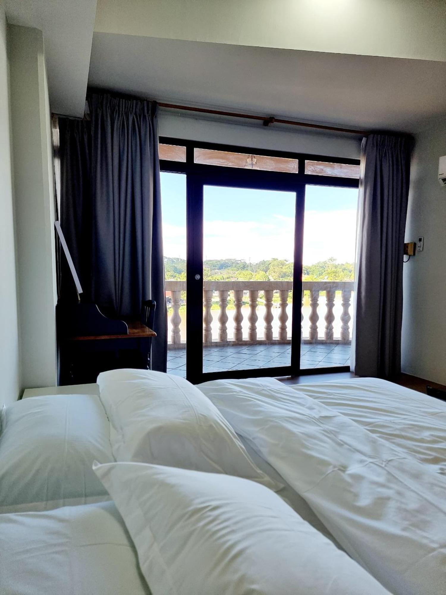 Cozzzy Hut Riverbank Suites Kuching With Spectacular River View Экстерьер фото